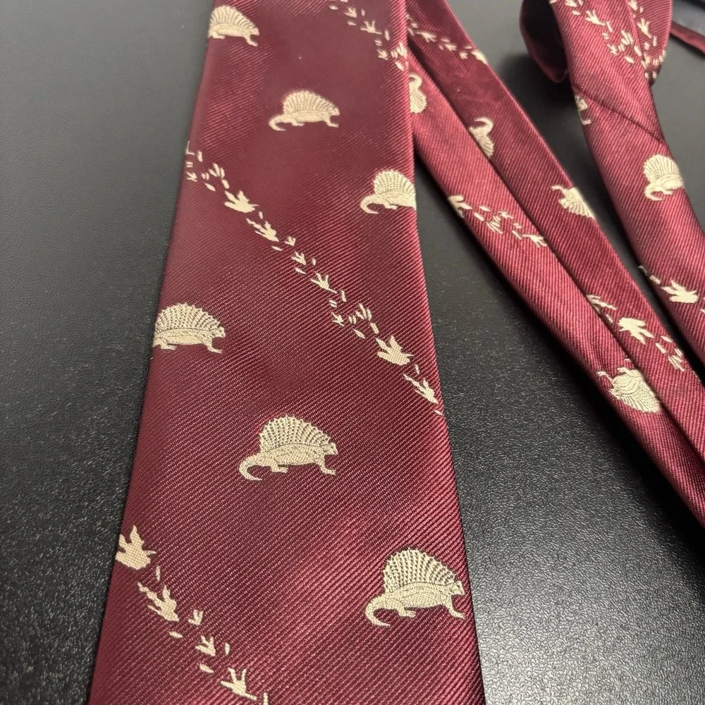 Smithsonian Institution Men's Neck‎ Tie Maroon Lizard Footprints 56 Inch